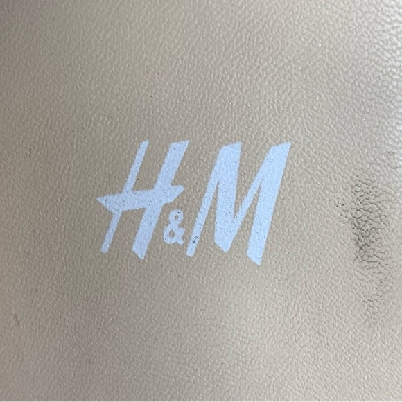 Size 4 H M Girls Silver White Sandals Strappy Foam Bottom Beachy Buckle Closure - Picture 6 of 9